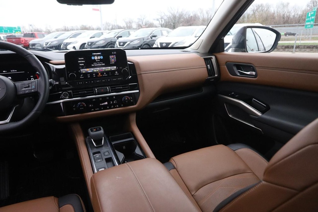 Nissan Pathfinder Vehicle Full-screen Gallery Image 27