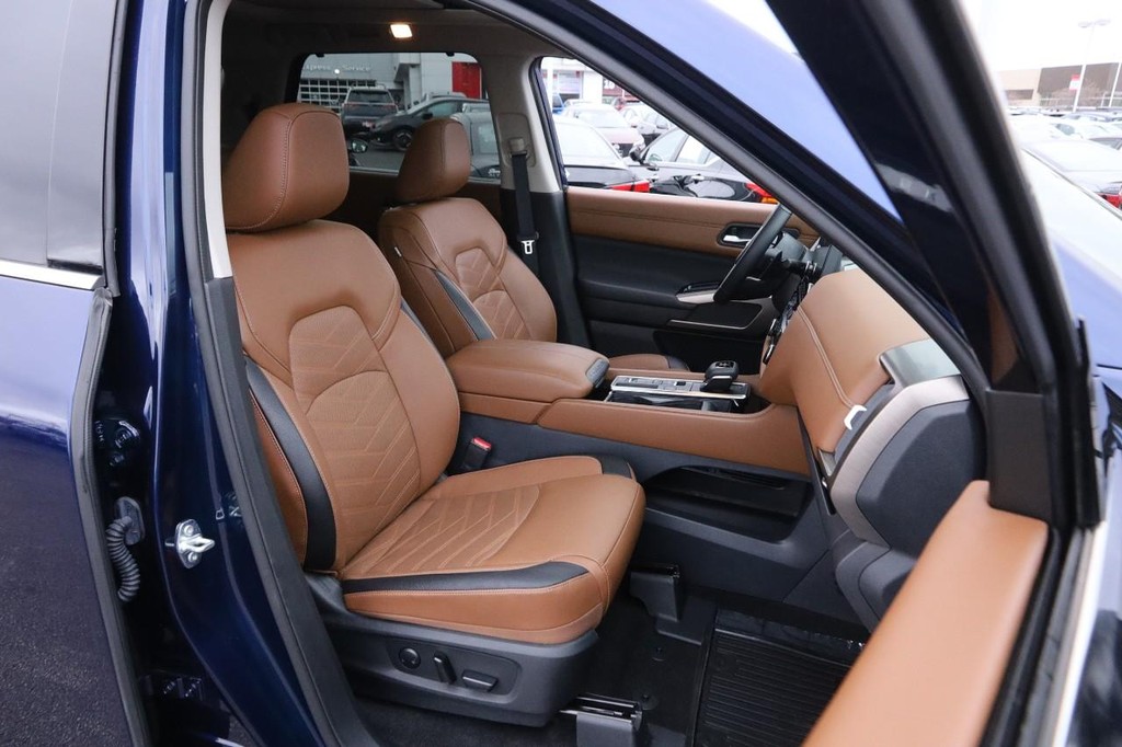 Nissan Pathfinder Vehicle Full-screen Gallery Image 28