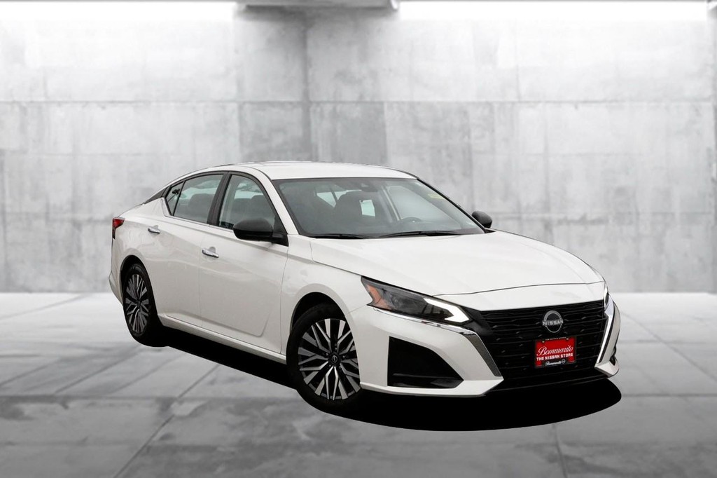 Nissan Altima Vehicle Image 02