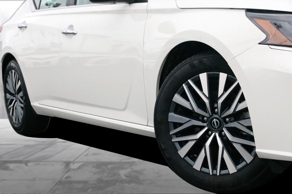 Nissan Altima Vehicle Image 03