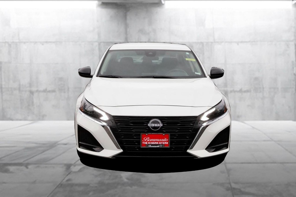 Nissan Altima Vehicle Image 04