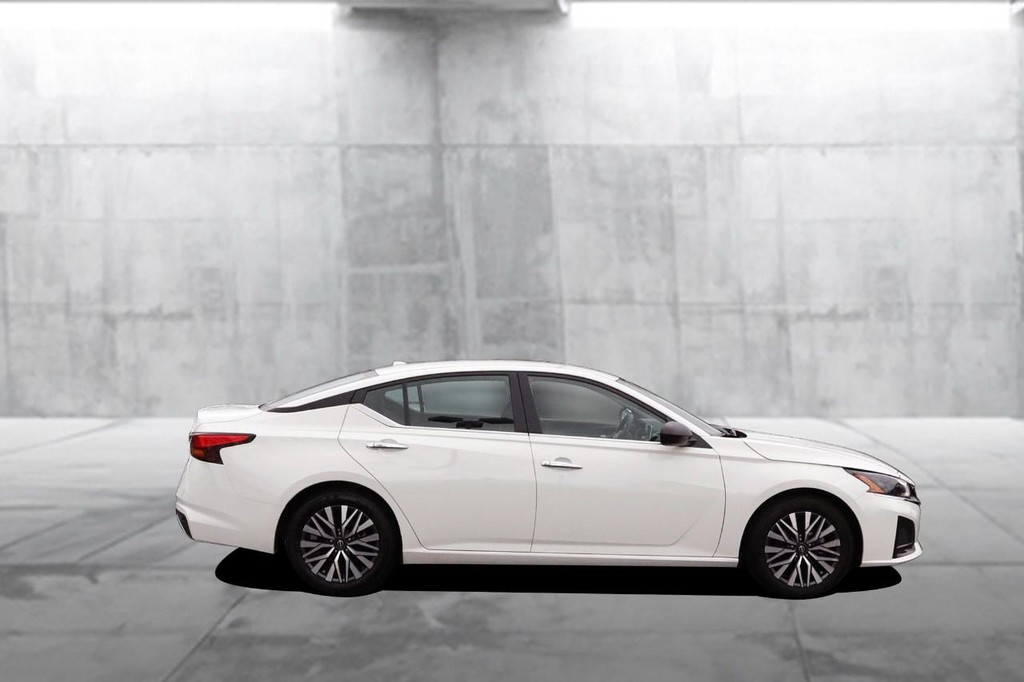 Nissan Altima Vehicle Image 05