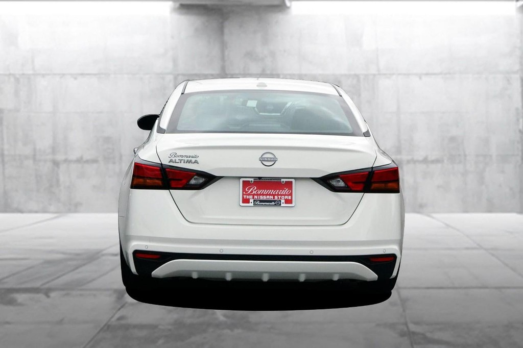 Nissan Altima Vehicle Image 06
