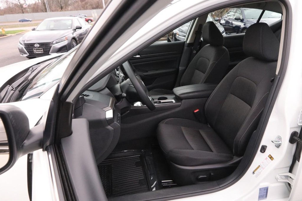 Nissan Altima Vehicle Image 08