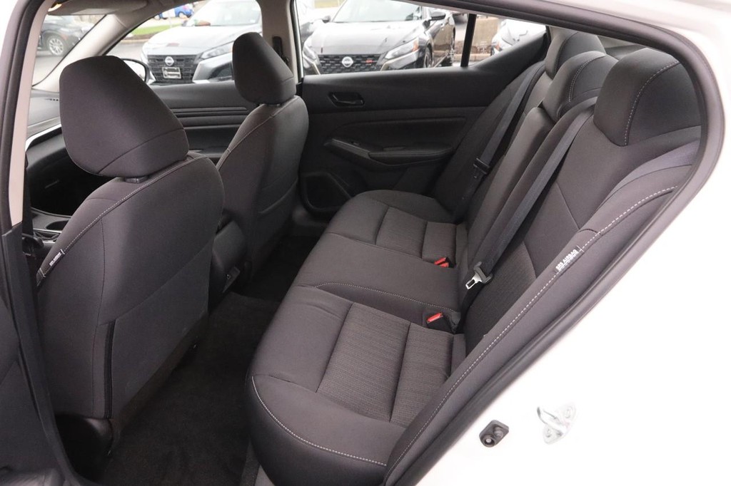 Nissan Altima Vehicle Image 09