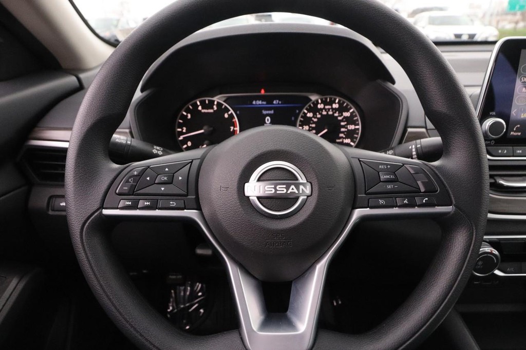 Nissan Altima Vehicle Image 10