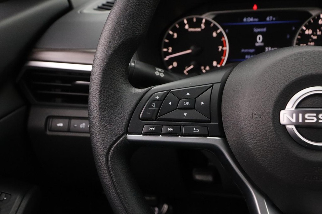 Nissan Altima Vehicle Image 11