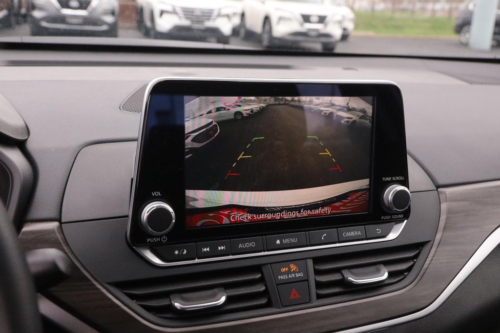 Nissan Altima Vehicle Image 16