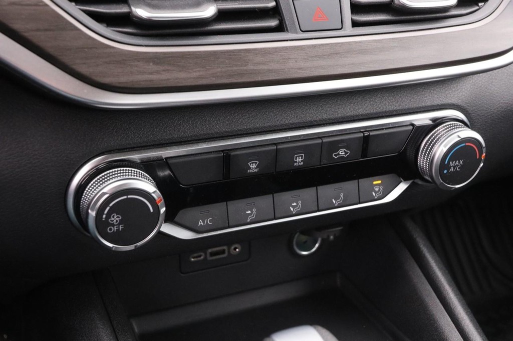 Nissan Altima Vehicle Image 17