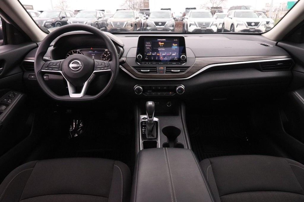 Nissan Altima Vehicle Image 19