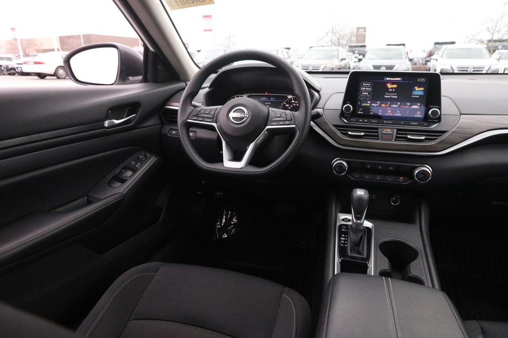 Nissan Altima Vehicle Image 20