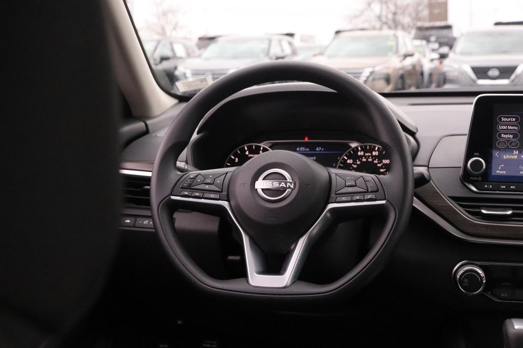 Nissan Altima Vehicle Image 21