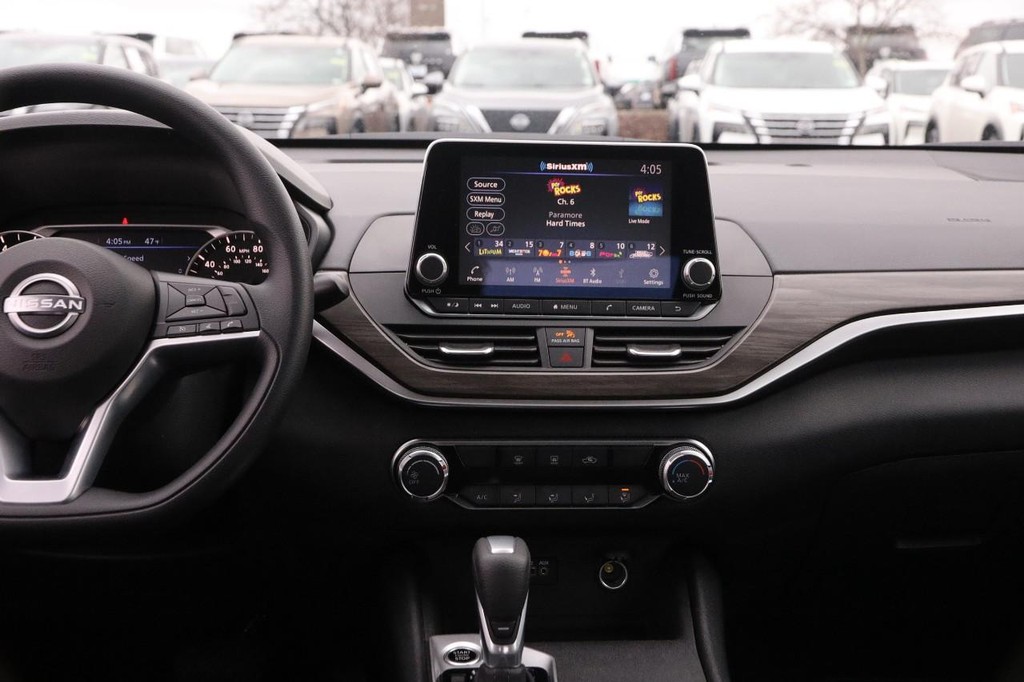 Nissan Altima Vehicle Image 22