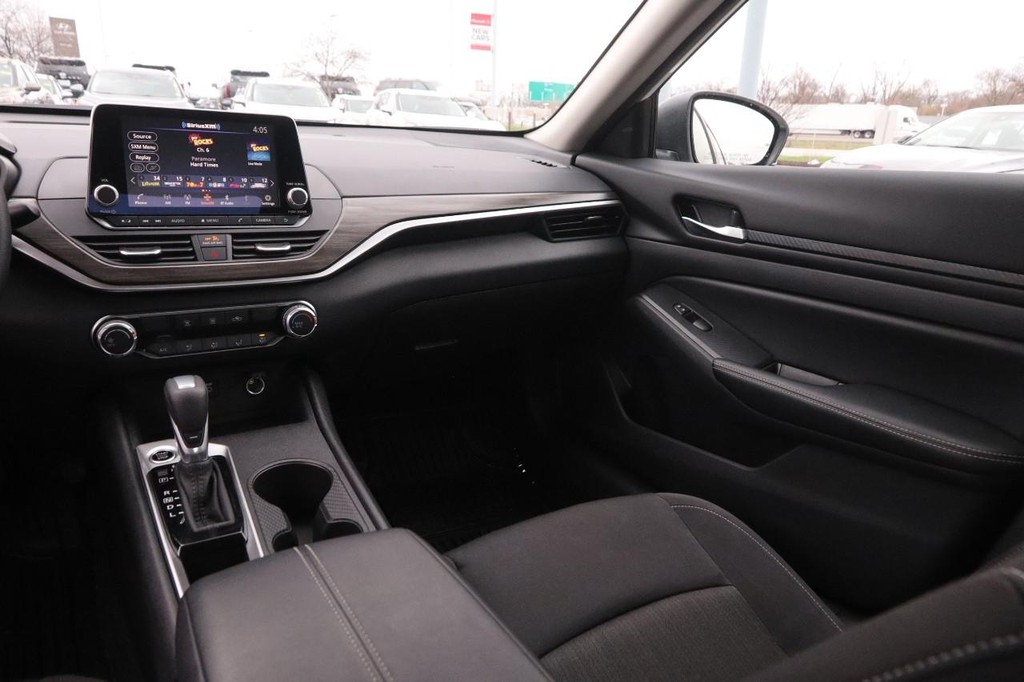 Nissan Altima Vehicle Image 23