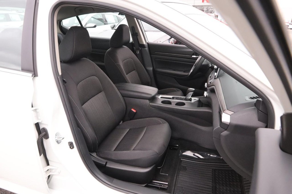 Nissan Altima Vehicle Image 24