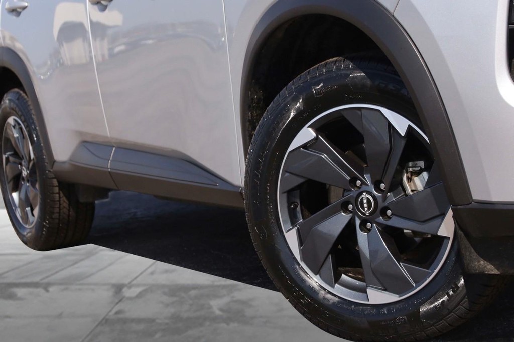 Nissan Rogue Vehicle Full-screen Gallery Image 3