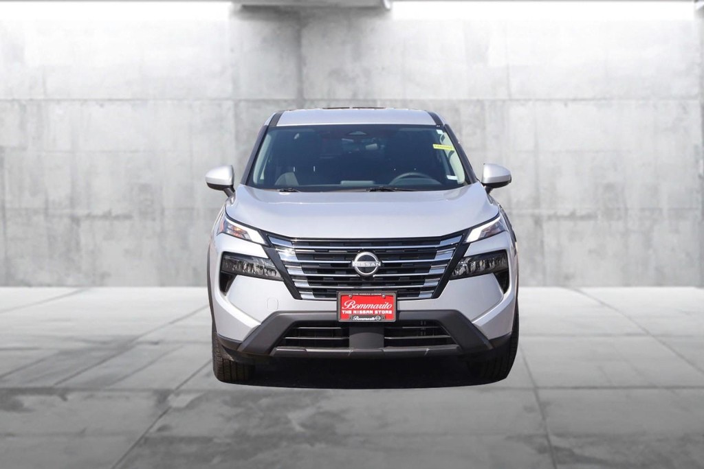 Nissan Rogue Vehicle Full-screen Gallery Image 4