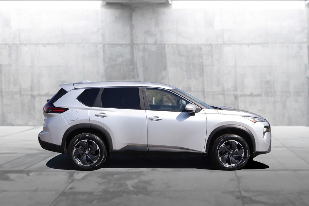 Nissan Rogue Vehicle Full-screen Gallery Image 5