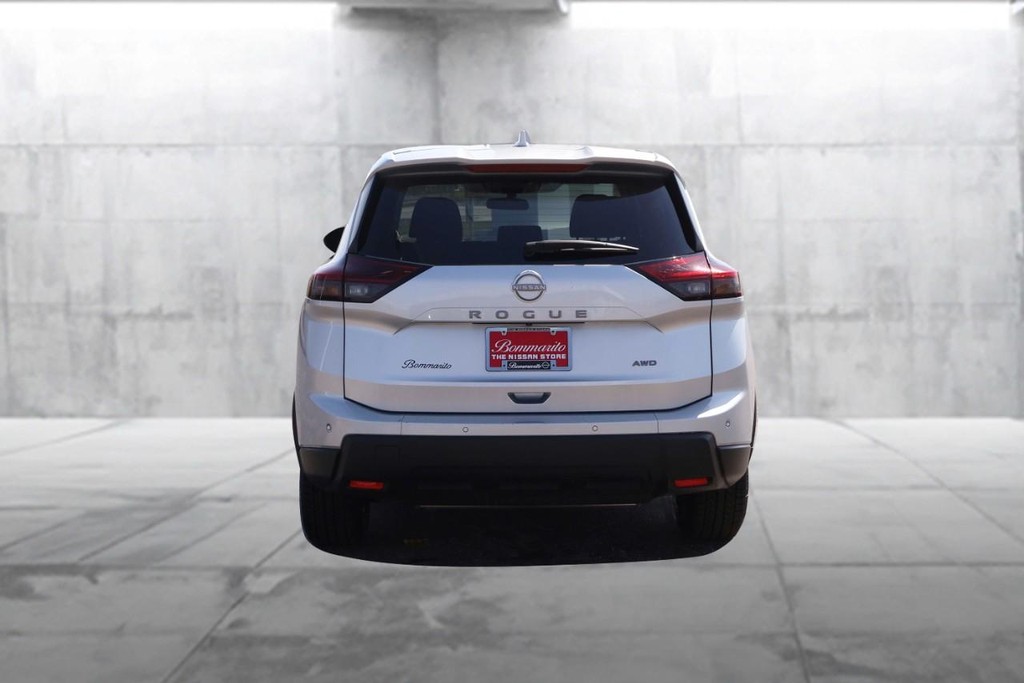 Nissan Rogue Vehicle Full-screen Gallery Image 6