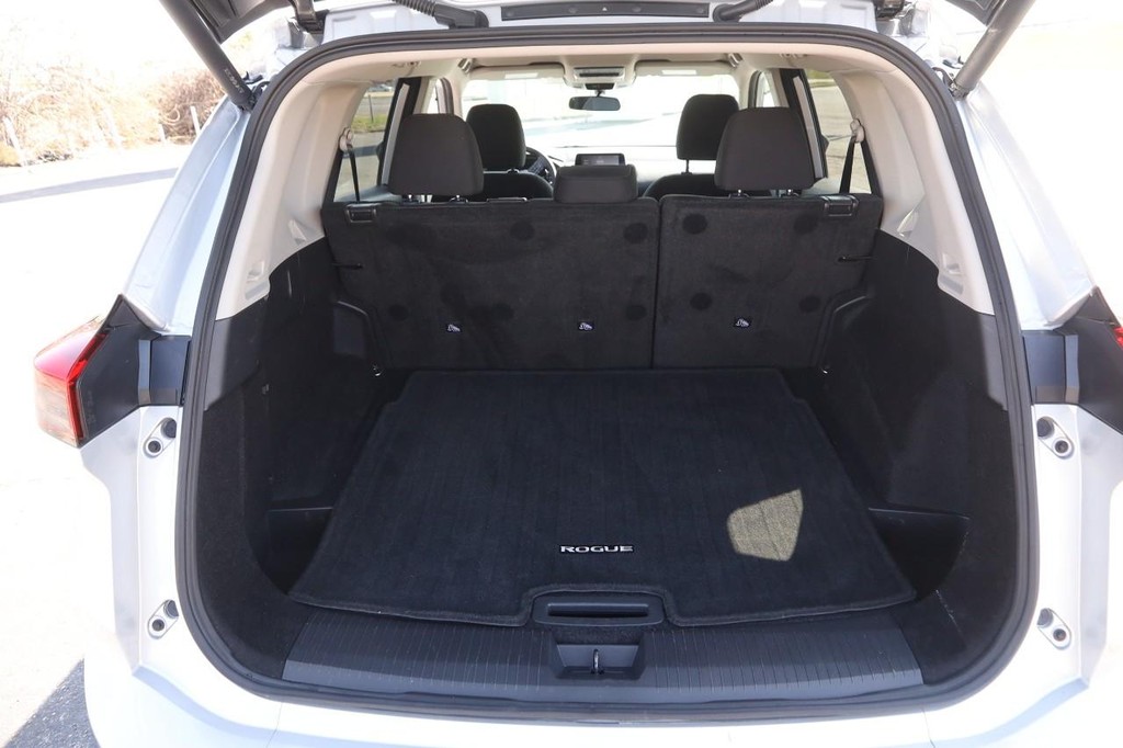 Nissan Rogue Vehicle Full-screen Gallery Image 7