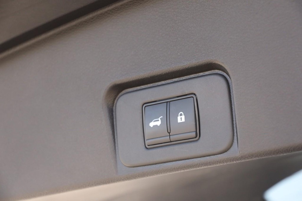 Nissan Rogue Vehicle Full-screen Gallery Image 8