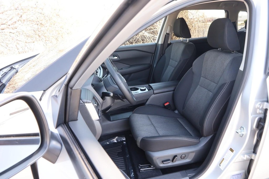 Nissan Rogue Vehicle Full-screen Gallery Image 9