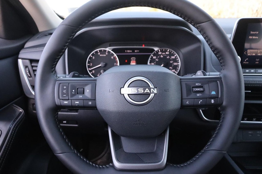 Nissan Rogue Vehicle Full-screen Gallery Image 11