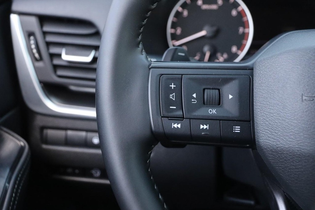 Nissan Rogue Vehicle Full-screen Gallery Image 12