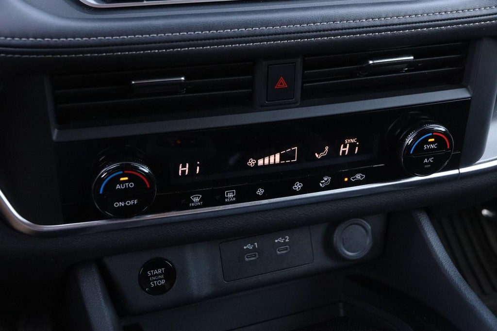 Nissan Rogue Vehicle Full-screen Gallery Image 18