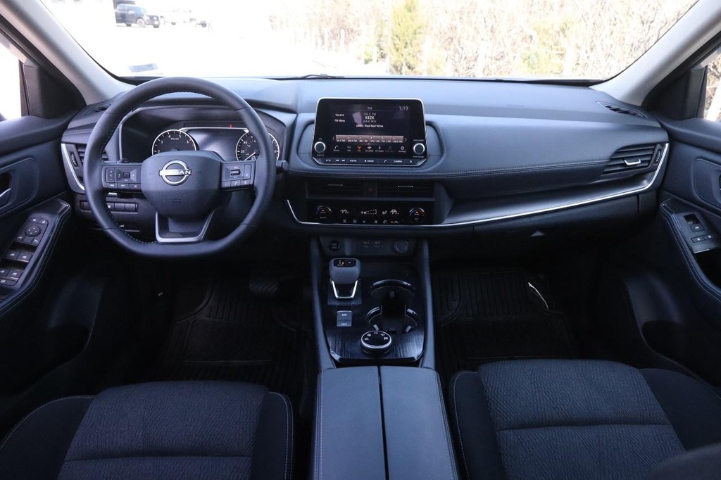 Nissan Rogue Vehicle Full-screen Gallery Image 21