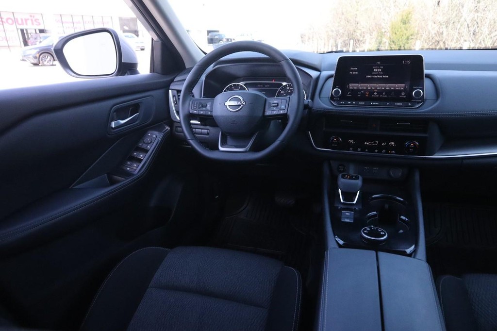 Nissan Rogue Vehicle Full-screen Gallery Image 22