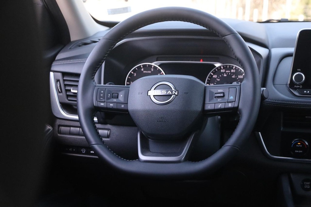 Nissan Rogue Vehicle Full-screen Gallery Image 23