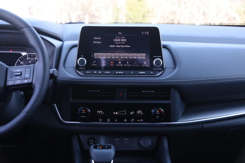 Nissan Rogue Vehicle Full-screen Gallery Image 24