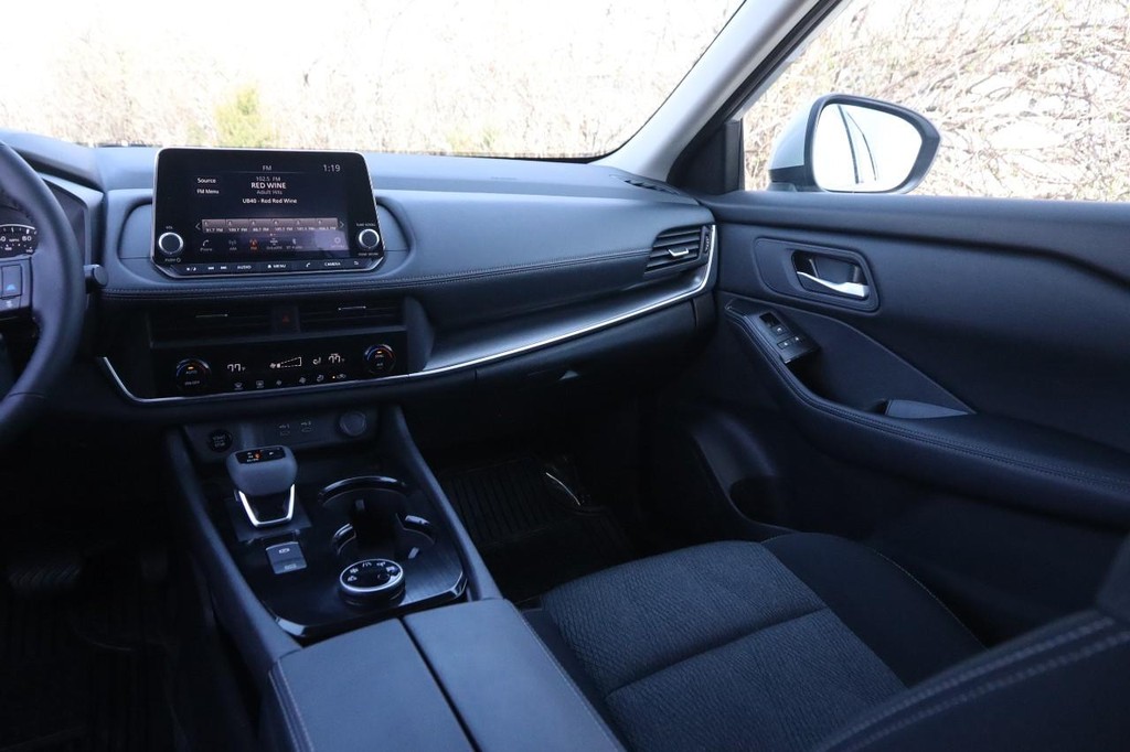 Nissan Rogue Vehicle Full-screen Gallery Image 25