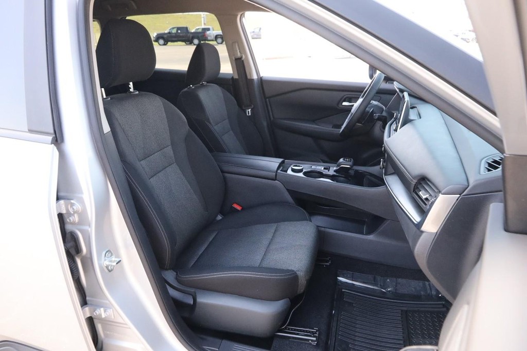 Nissan Rogue Vehicle Full-screen Gallery Image 26