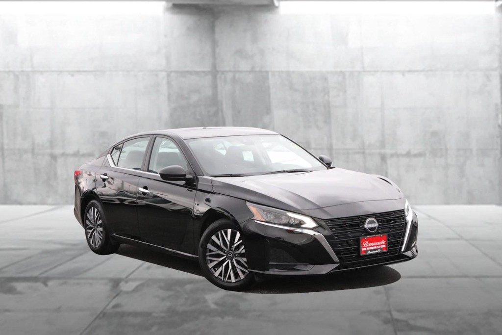 Nissan Altima Vehicle Full-screen Gallery Image 2