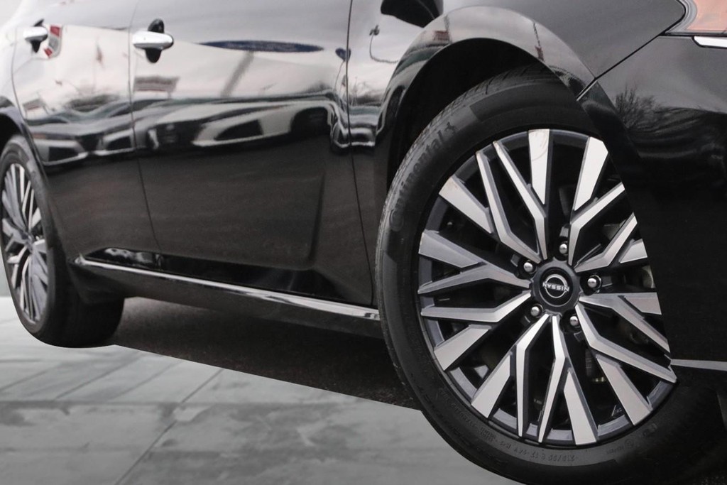 Nissan Altima Vehicle Full-screen Gallery Image 3