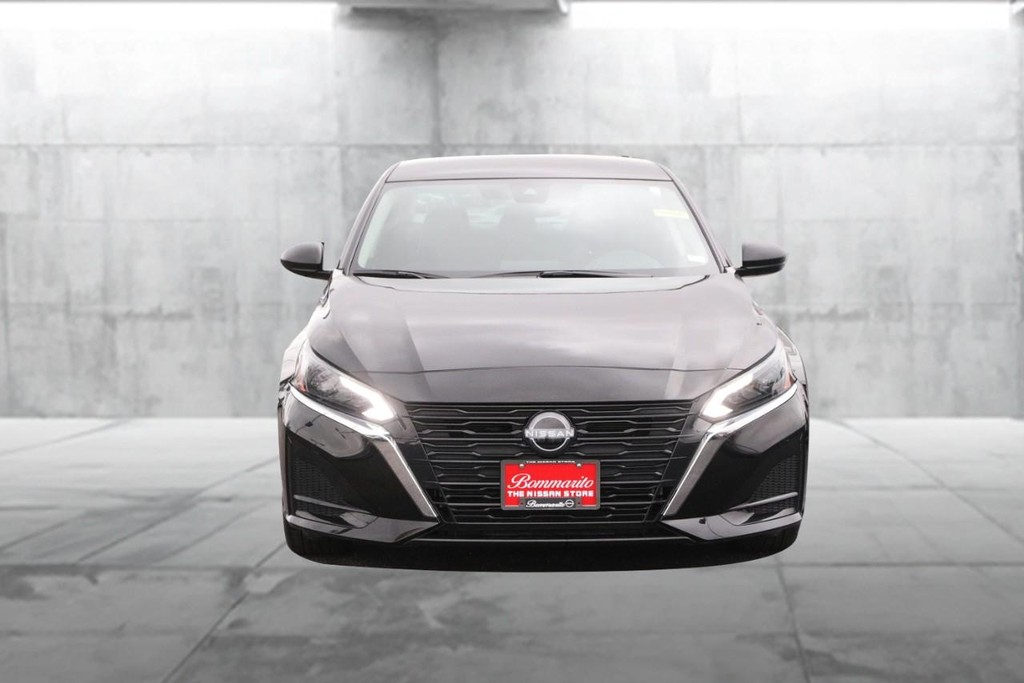 Nissan Altima Vehicle Full-screen Gallery Image 4