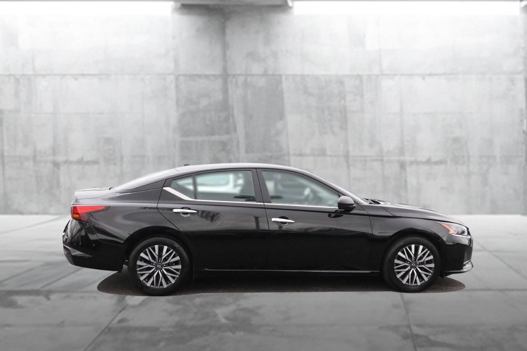 Nissan Altima Vehicle Full-screen Gallery Image 5