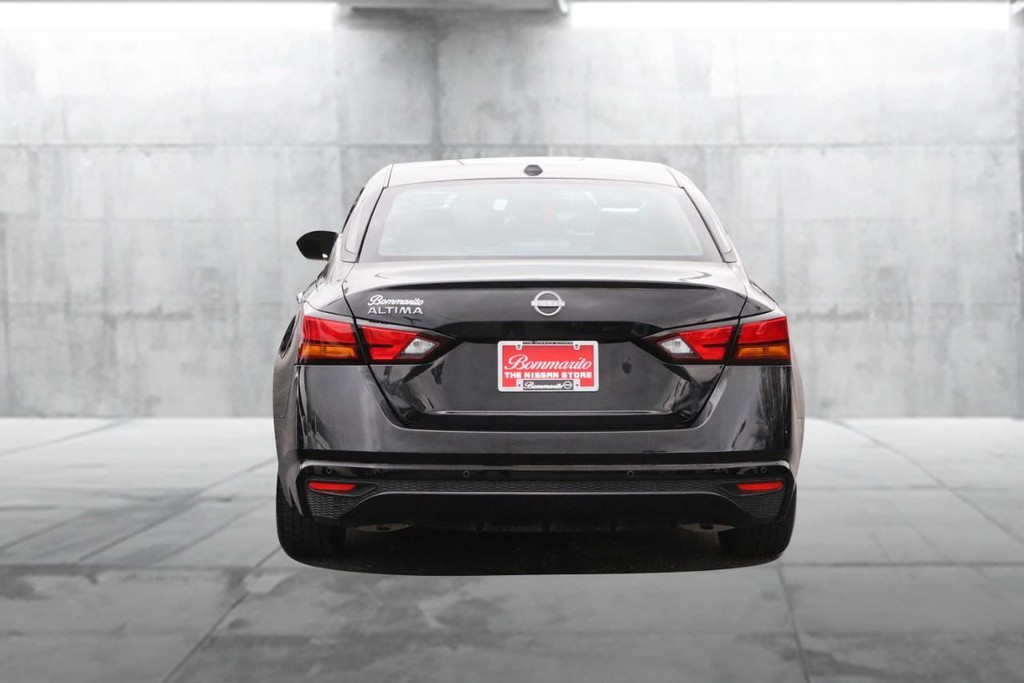 Nissan Altima Vehicle Full-screen Gallery Image 6