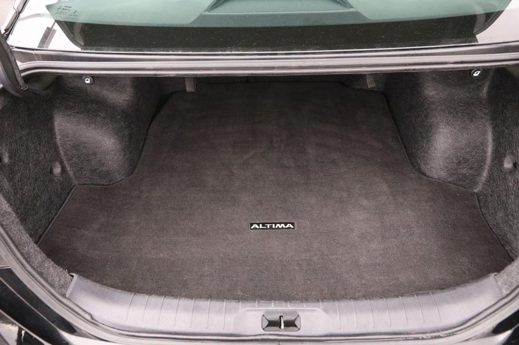 Nissan Altima Vehicle Full-screen Gallery Image 7