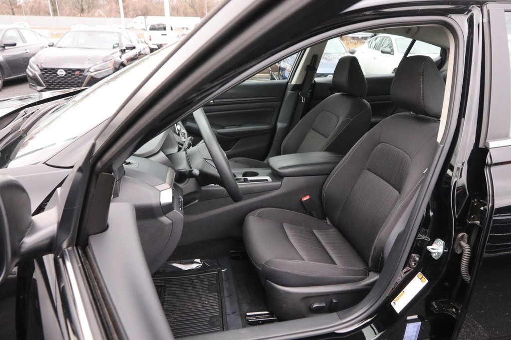 Nissan Altima Vehicle Full-screen Gallery Image 8