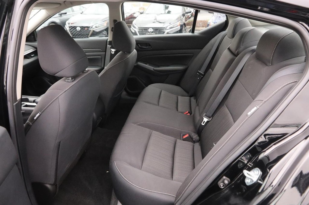 Nissan Altima Vehicle Full-screen Gallery Image 9