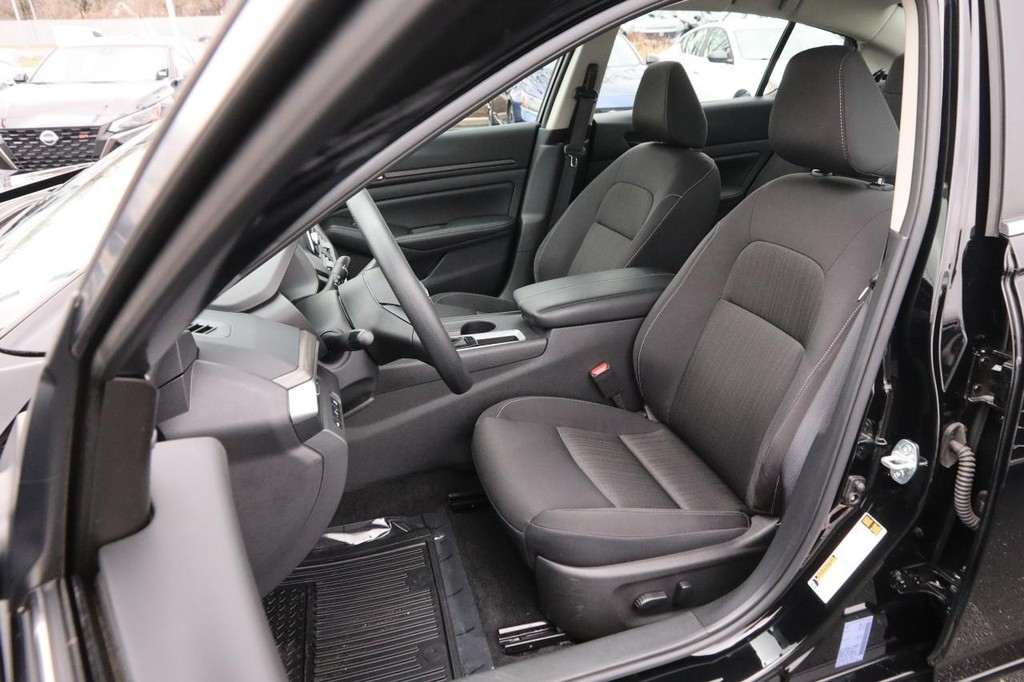 Nissan Altima Vehicle Full-screen Gallery Image 10