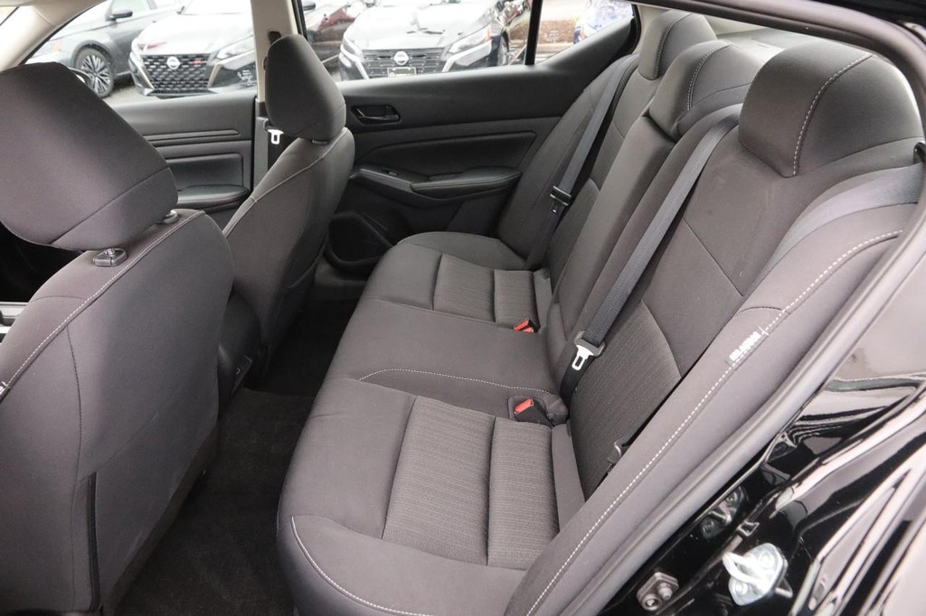 Nissan Altima Vehicle Full-screen Gallery Image 11