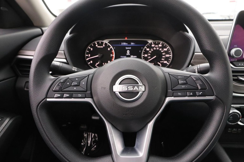 Nissan Altima Vehicle Full-screen Gallery Image 12