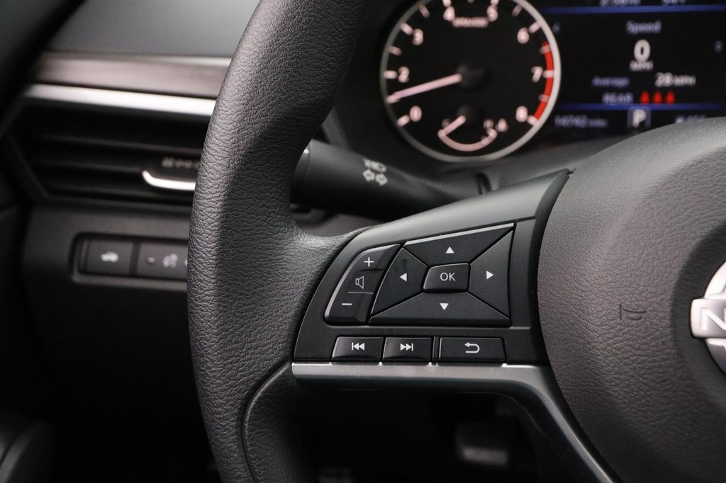 Nissan Altima Vehicle Full-screen Gallery Image 13