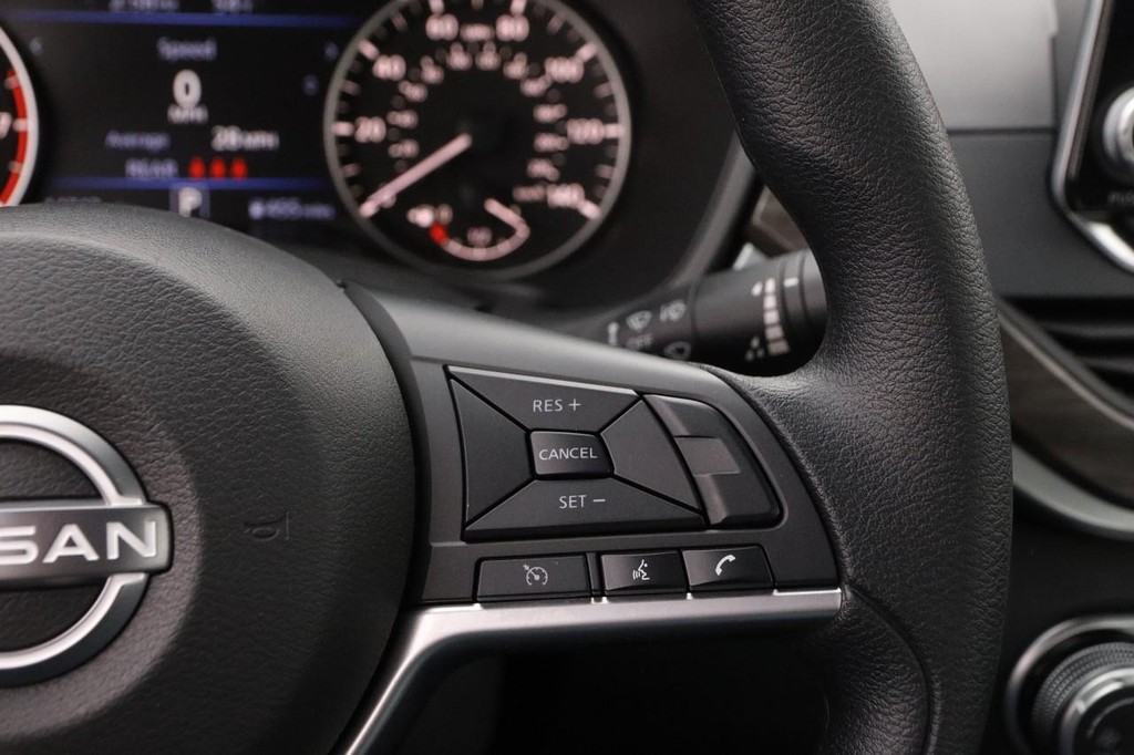 Nissan Altima Vehicle Full-screen Gallery Image 14