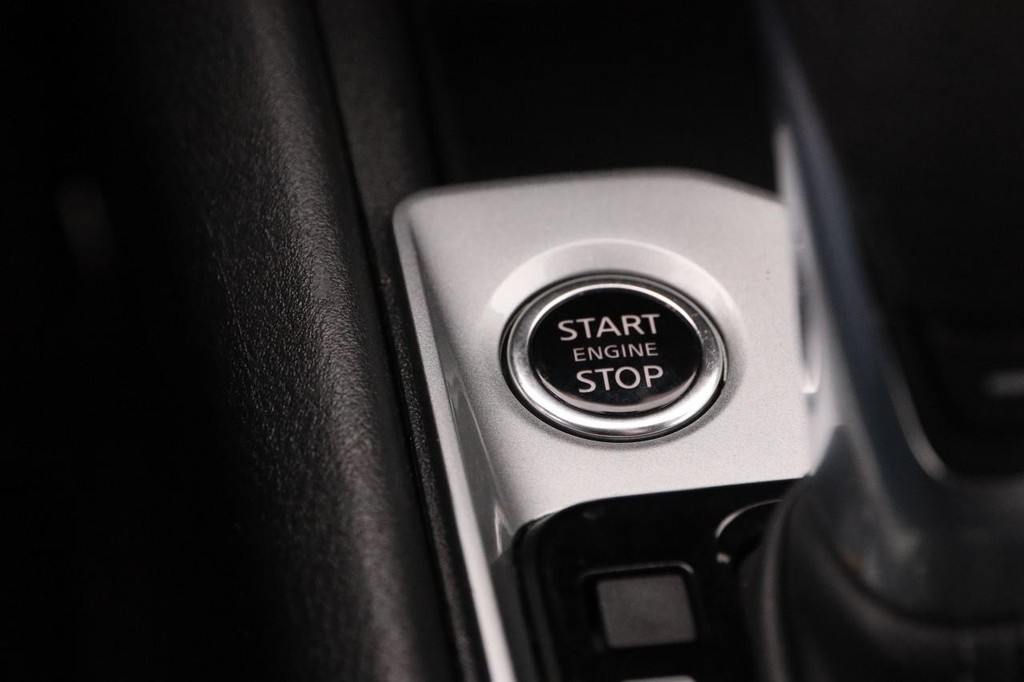 Nissan Altima Vehicle Full-screen Gallery Image 16