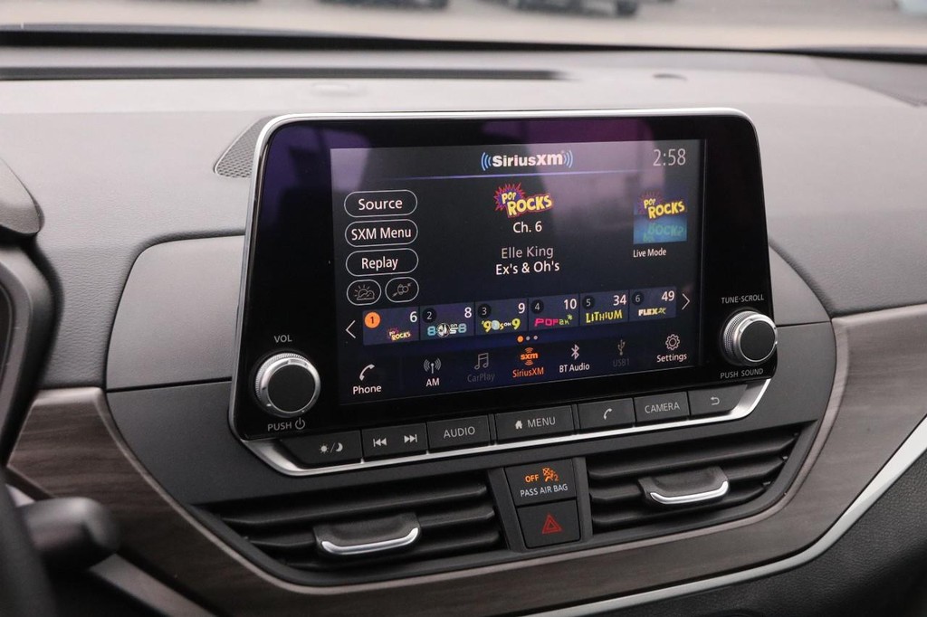 Nissan Altima Vehicle Full-screen Gallery Image 17